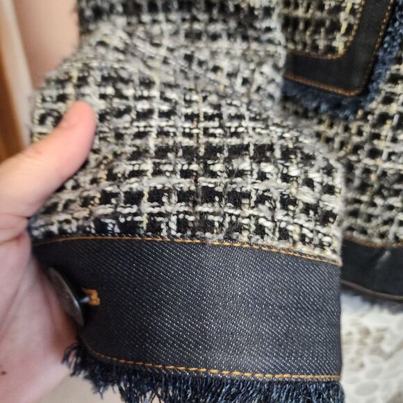 Elegant Tweed Blazer with Dark Accents - Picture 8 of 13